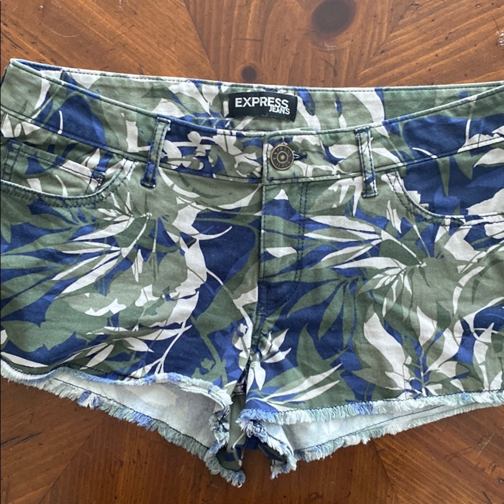 Express shorts with frayed trim